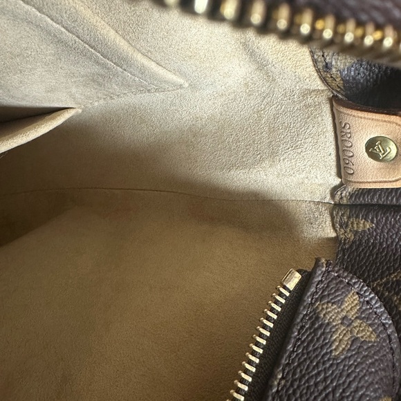 AUTHENTIC Louis Vuitton Luco Monogram Tote - Picture 4 of 12